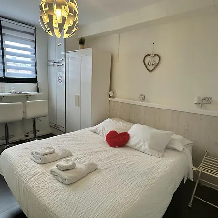 Con Bano Privado Y Mini-cocina Privada En Casa Particular, Acceso Independiente Quarto em Acomodações Particulares San Sebastián